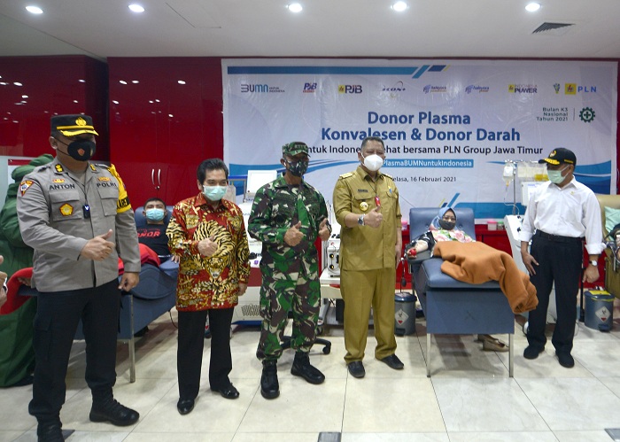 Menko Pembangunan Manusia dan Kebudayaan (PMK) RI, Muhadjir Effendy bersama Menteri Sosial Tri Rismaharini meninjau langsung Unit Donor Darah (UDD) PMI Kota Surabaya, Selasa (16/2).SP/ALQ
