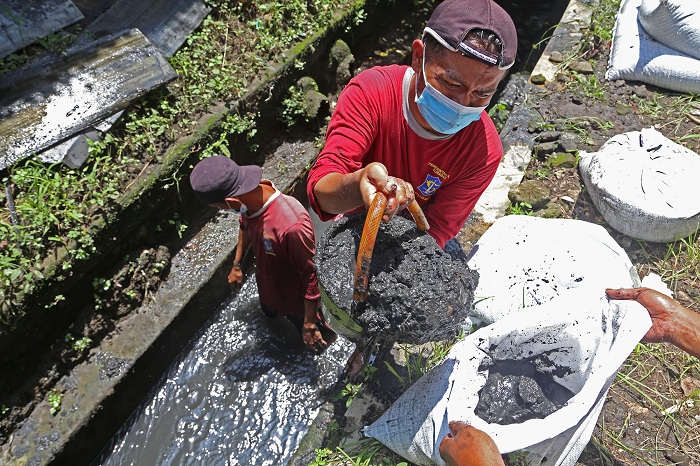 Satgas dari DSDABM menyusuri dan membersihkan sampah pada setiap saluran yang ada di pusat kota. Satgas juga melakukan pengerukan lumpur  mulai dari hulu ke hilir hingga menuju ke sungai.SP/ALQ