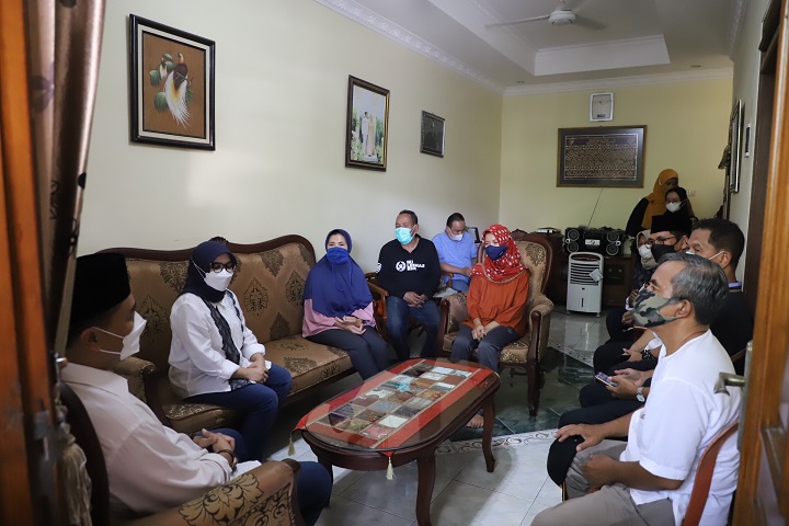 Wali kota Surabaya Eri Cahyadi saat mengunjungi rumah keluarga awak KRI Nanggala 402. SP/Al Qomar