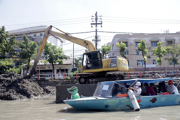 Wakil Wali Kota Surabaya Armuji meninjau normalisasi Sungai Kalimas. SP/Alqomar