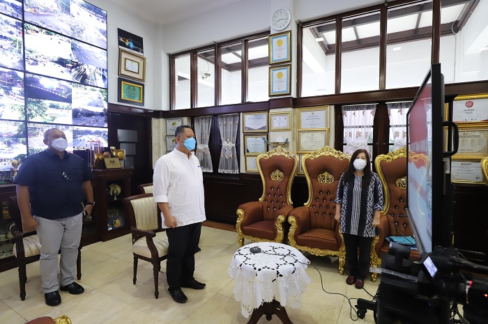  Plt Wali Kota Surabaya, Whisnu Sakti Buana usai mengikuti rapat koordinasi (rakor) bersama Mendagri, Menkes dan Kepala BNPB melalui video teleconference (vidcon), Selasa (05/01). SP/ALQOMARUDDIN.