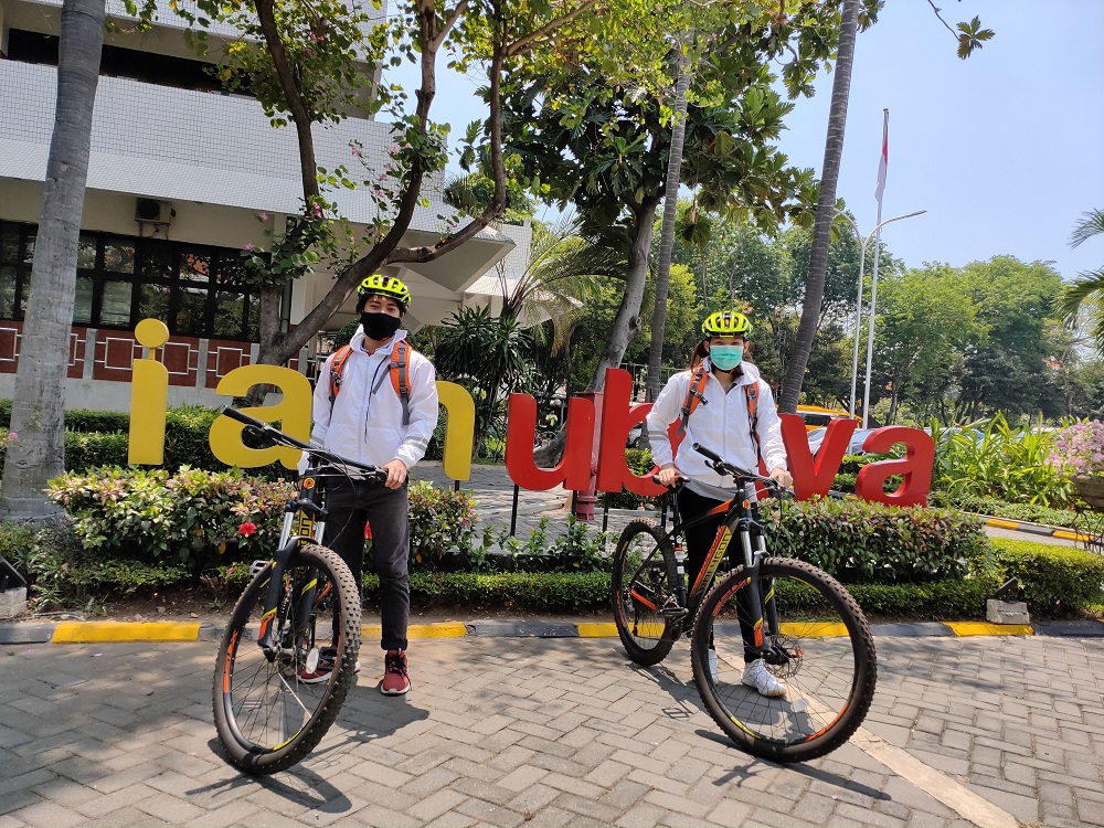 Mahasiswa Ubaya gowes bareng Rektor bersama Wakil Rektor III. Ubaya berinovasi luncurkan startup ‘Onthel’. Senin (9/11/202) . SP/ Mochammad Kasyfi Fahmi  