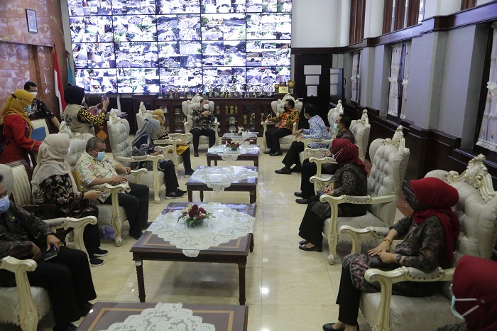 Wali Kota Surabaya Eri Cahyadi menyambut hangat kedatangan Kepala BKKBN Pusat Hasto Wardoyo beserta timnya di ruang kerja Wali Kota Surabaya, Balai Kota Surabaya, Jumat (12/3).SP/ALQOMARUDDIN.
