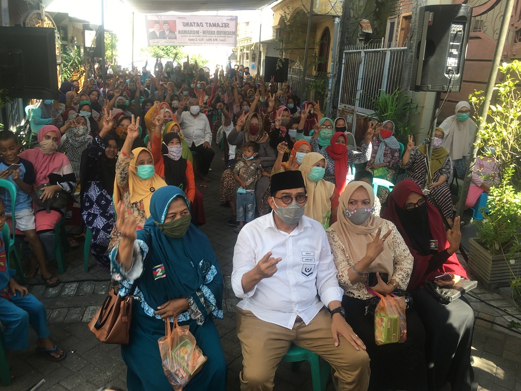 Machfud Arifin menyapa warga Nyamplungan RT 03/RW 09, Kelurahan Ampel, Kecamatan Semampir, Jumat (6/11). SP/Alqomaruddin.