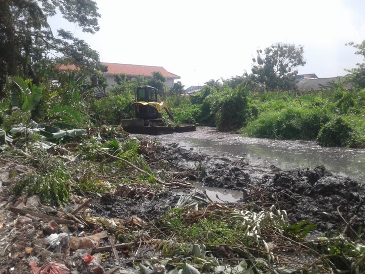 Pengerjaan bozem secara swakelola dikebut Pemkot Surabaya. SP/Al Qomar