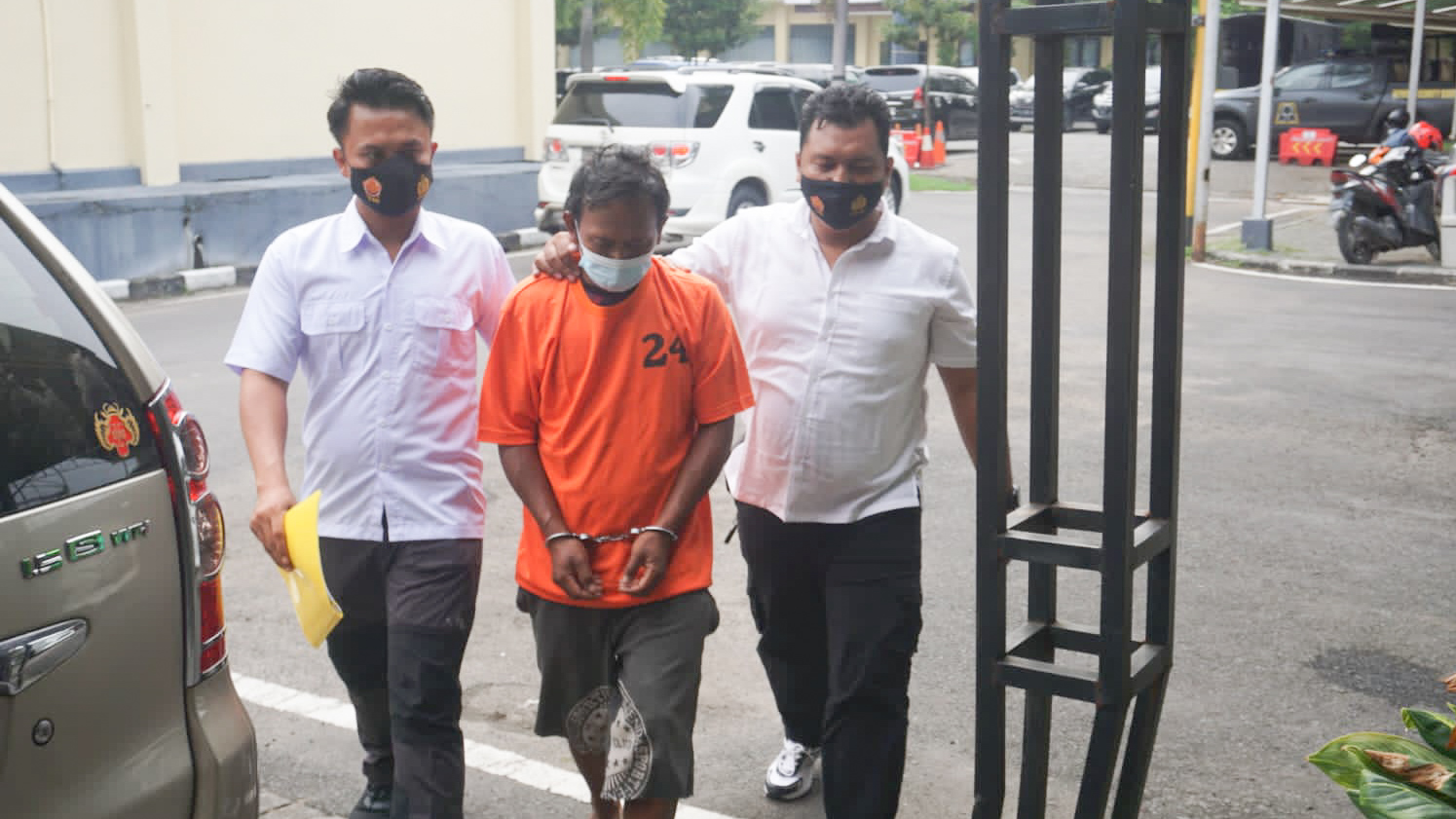 Tersangka pencabulan yang berhasil ditangkap anggota kepolisian,