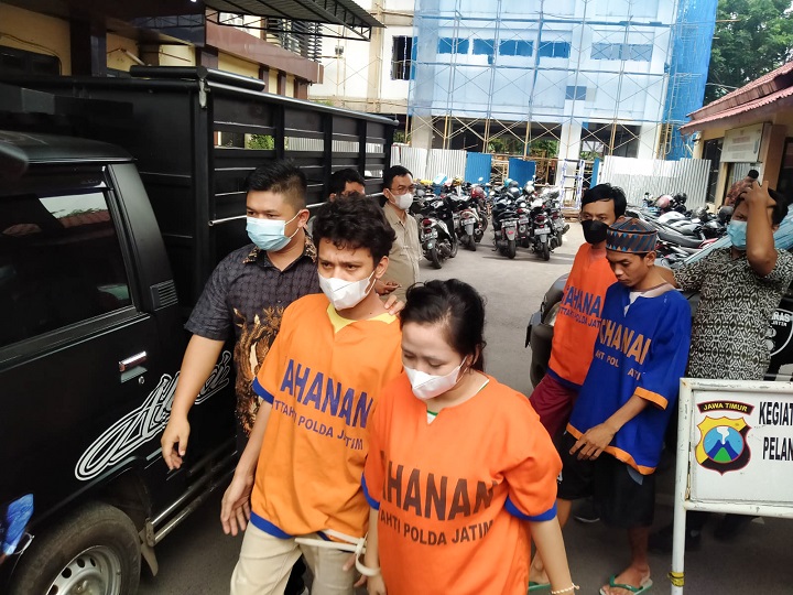 Para tersangka saat digelandang polisi. SP/Ariandi