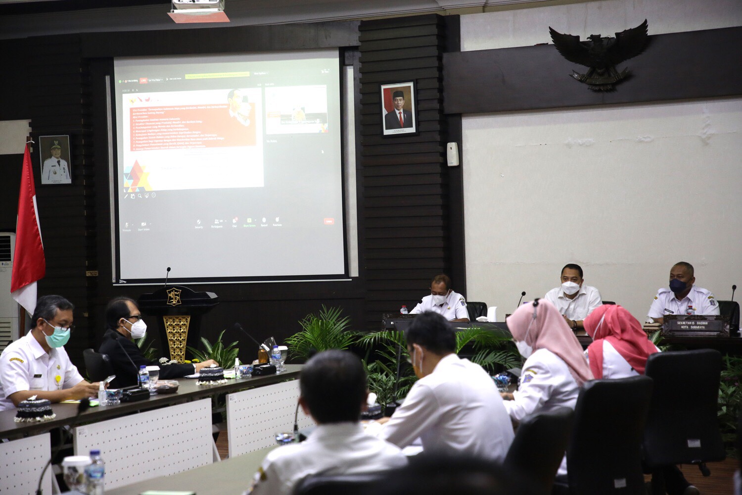 Rapat yang dihadiri oleh Wali Kota Surabaya Eri Cahyadi dan Wakil Wali Kota Surabaya Armuji itu digelar di gedung Bappeko Surabaya, Rabu (24/3).SP/ALQ