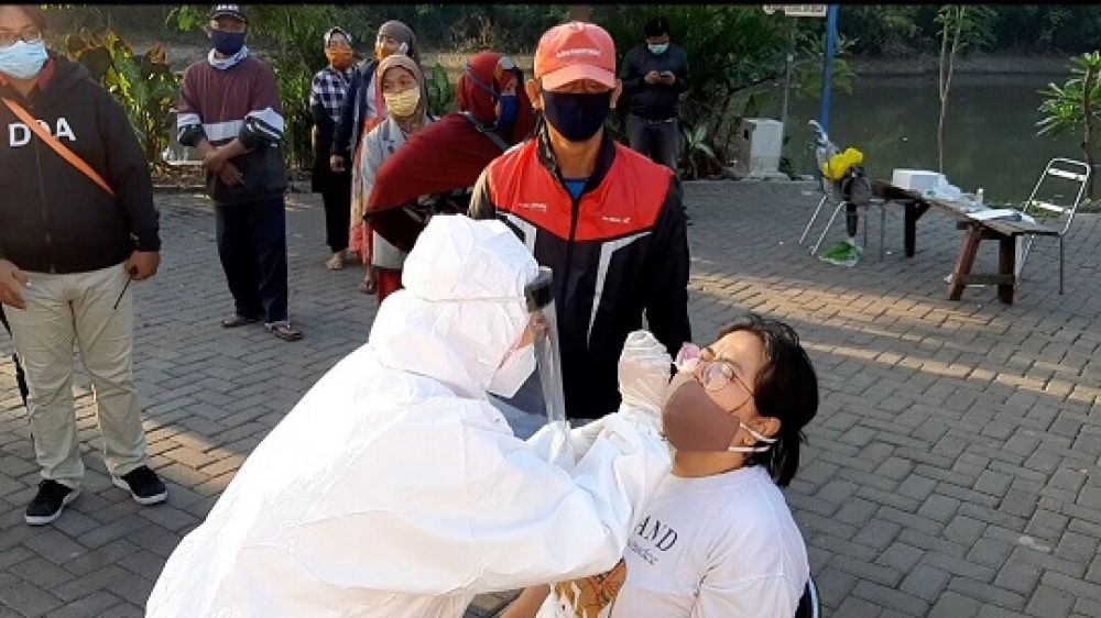 Petugas sedang melakukan rapid test kepada warga . SP/ALQ