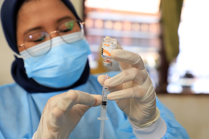 Nakes menyiapkan vaksin covid-19 untuk diberikan kepada warga. SP/Alqomar