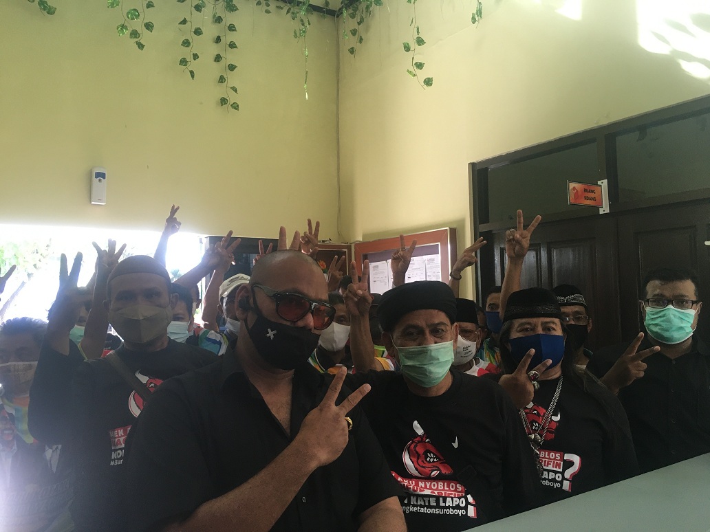  Anggota PDIP dari tim Banteng Ketaton mendatangi Badan Pengawas Pemilu (Bawaslu) Kota Surabaya melaporkan pengrusakan banner Machfud Arifin-Mujiaman .SP/ALQOMARUDDIN.