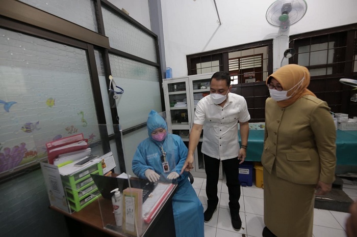Wali Kota Surabaya Eri Cahyadi melakukan pengecekan fasilitas kesehatan di Puskesmas Pucang Sewu Kota Surabaya, Selasa (10/5).SP/ALQ