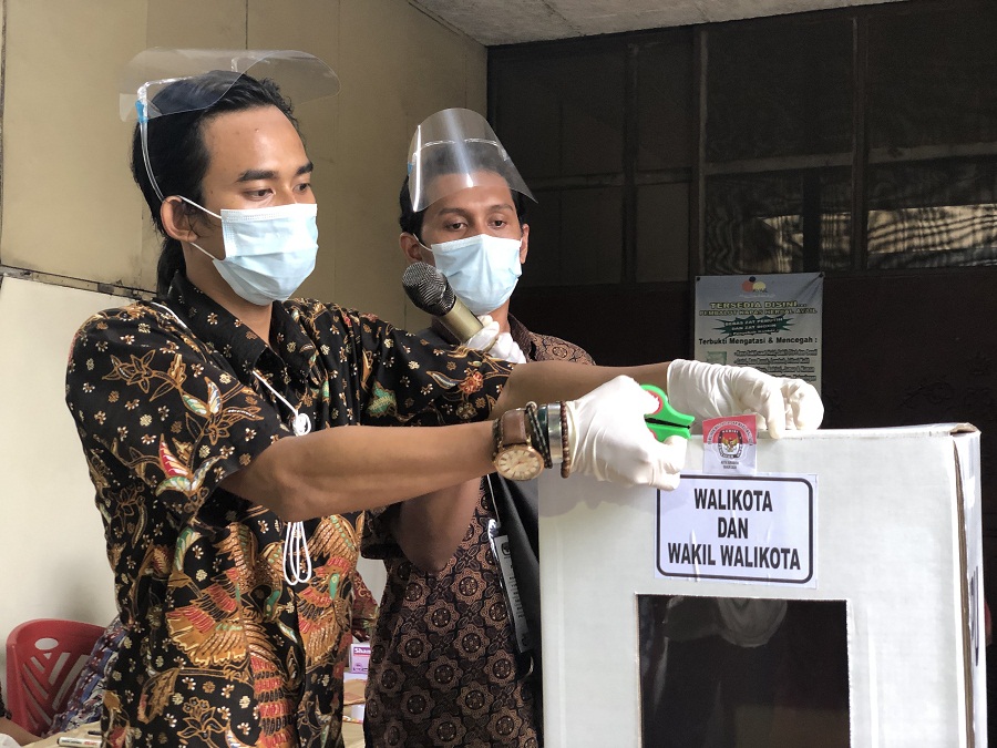 Suasana perhitungan suara, TPS 21 yang berada di kediaman Armuji. SP/ Kasyfi Fahmi