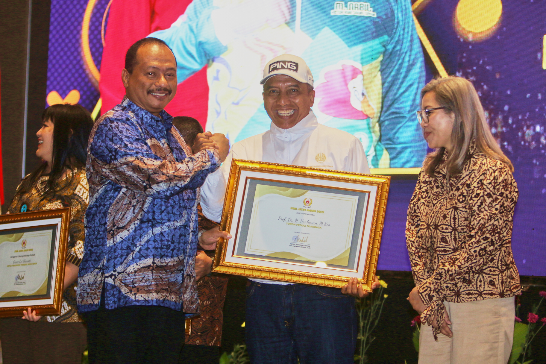 Cak Hasan menerima penghargaan sebagai tokoh peduli olahraga pada acara KONI Jatim Award 2023 di salah satu Hotel di Surabaya, Kamis (18/1/2024).SP/Unesa