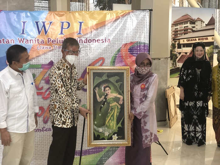  IWPI Jatim  hadirkan berbagai karya 50 seniman di suguhkan dalam acara pameran di Universitas 17 Agustus 1945. Minggu (13/12/2020). . SP/ MOCHAMMAD KASYFI FAHMI   