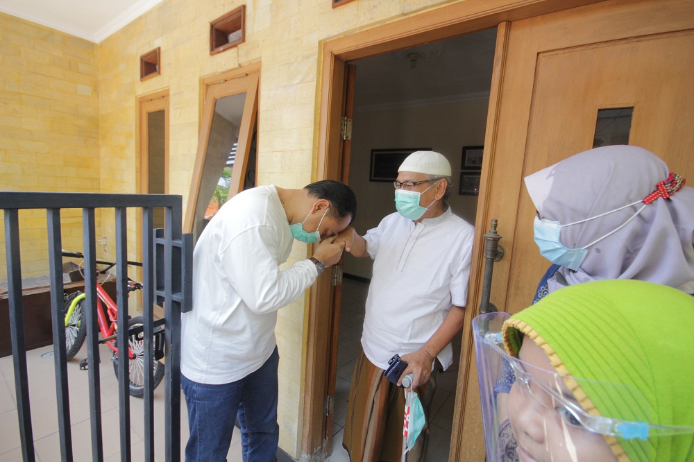 Cawali Surabaya nomor urut 1, Eri Cahyadi saat menyapa warga yang ada di kawasan Bubutan Haritage .SP/Byta Indrawati.