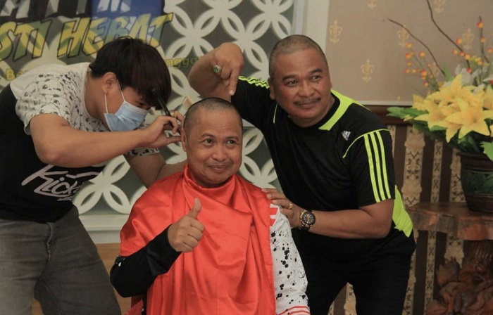 Kakanwil Kemenkumham Jatim Krismono mencukur habis rambutnya usai Raih Predikat Wilayah Bebas dari Korupsi (WBK) yang ditetapkan KemenPAN-RB.SP/ MOCHAMMAD KASYFI FAHMI   