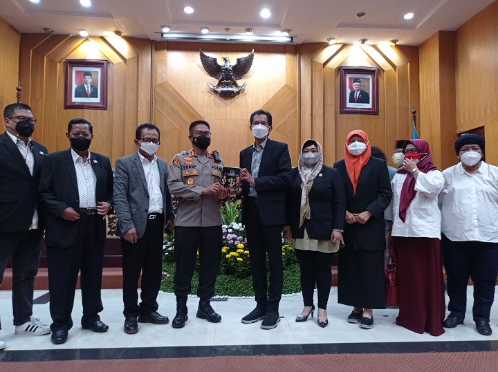 Rapat Koordinasi Dewan Perwakilan Rakyat Daerah (DPRD) Kota Surabaya bersama Polrestabes Surabaya di Ruang Rapat Lantai 3 DPRD Surabaya, Senin (24/1). SP/Alqomar
