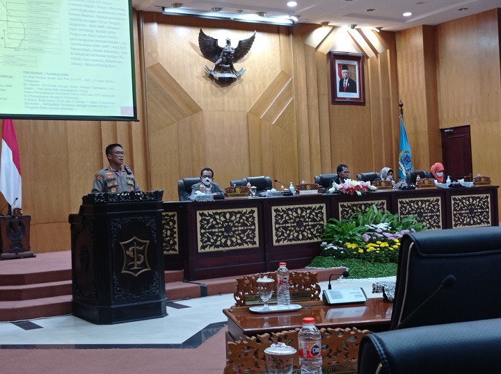Kapolrestabes Surabaya Kombespol Akhmad Yusep Gunawan dan tim di Ruang Rapat Paripurna Lantai 3 gedung dewan, Senin, (24/1). SP/Alqomar