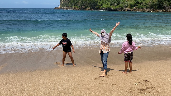 Keindahan panorama pasir putih dengan ombak di laut Pantai Pangi Kabupaten Blitar Jawa Timur sangat cocok dikunjungi untuk menikmati wisata pantai berkelas internasional. Foto : SP/Riko Abdiono
