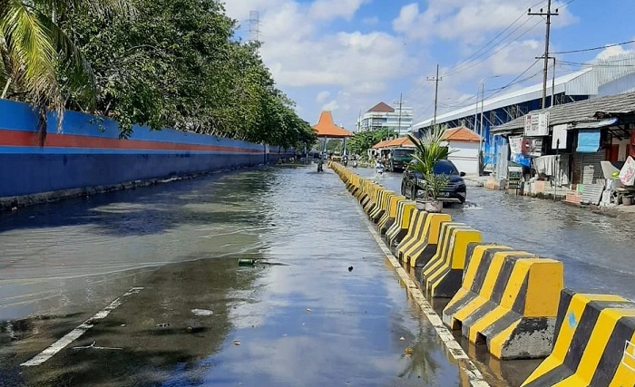 Banjir yang terjadi di Jalan Kalimas Baru, Surabaya akibat fenomena gerhana bulan total, Kamis (27/5). Foto: BMKG Kelas II Maritim Tanjung Perak