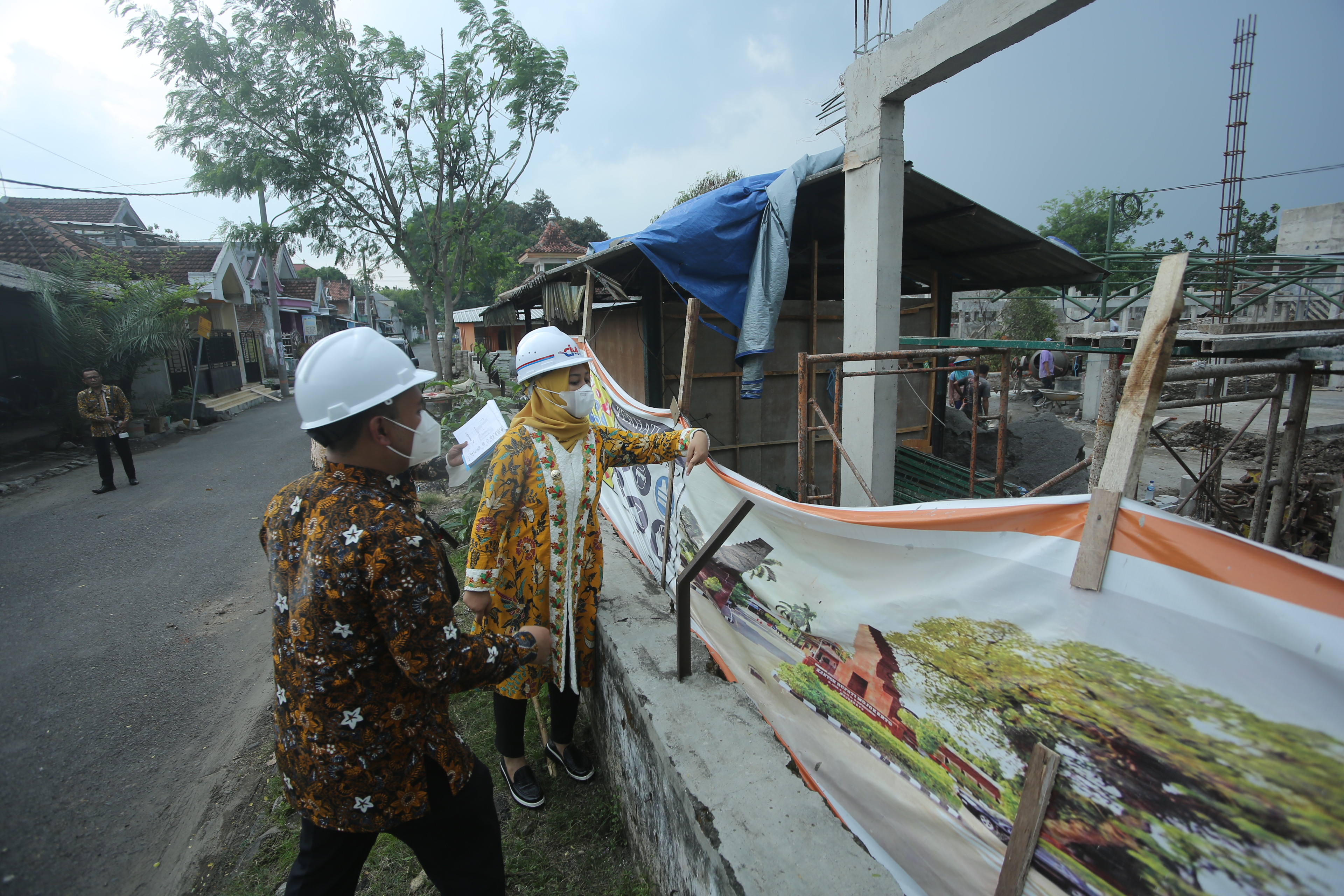 Walikota Ning Ita saat sidak pembangunan pasar hewan sentralistik Kota Mojokerto