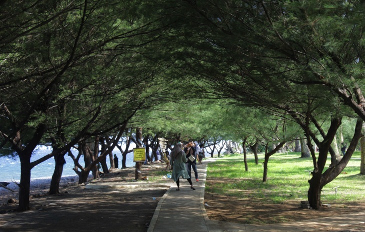 Pengunjung wisata Pantai grand Watu Dodol (GWD) Banyuwangi.