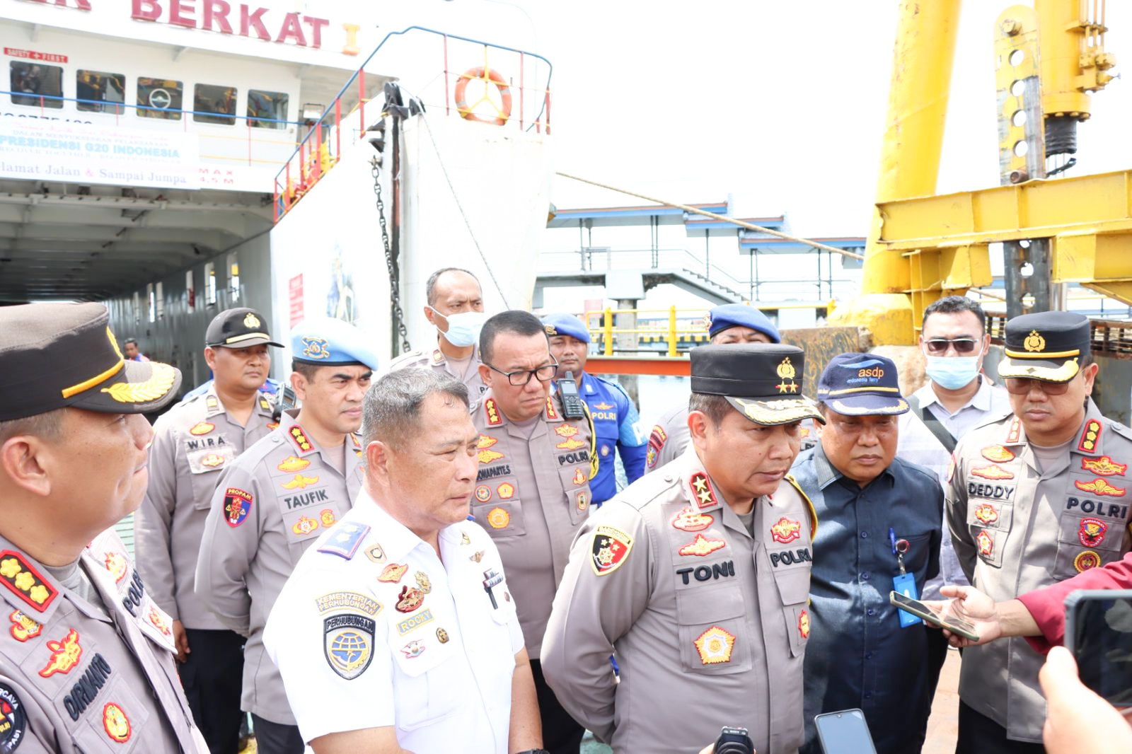 Jajaran Polda Jatim saat mengunjungi Pelabuhan Ketapang, Selasa (15/11/2022).
