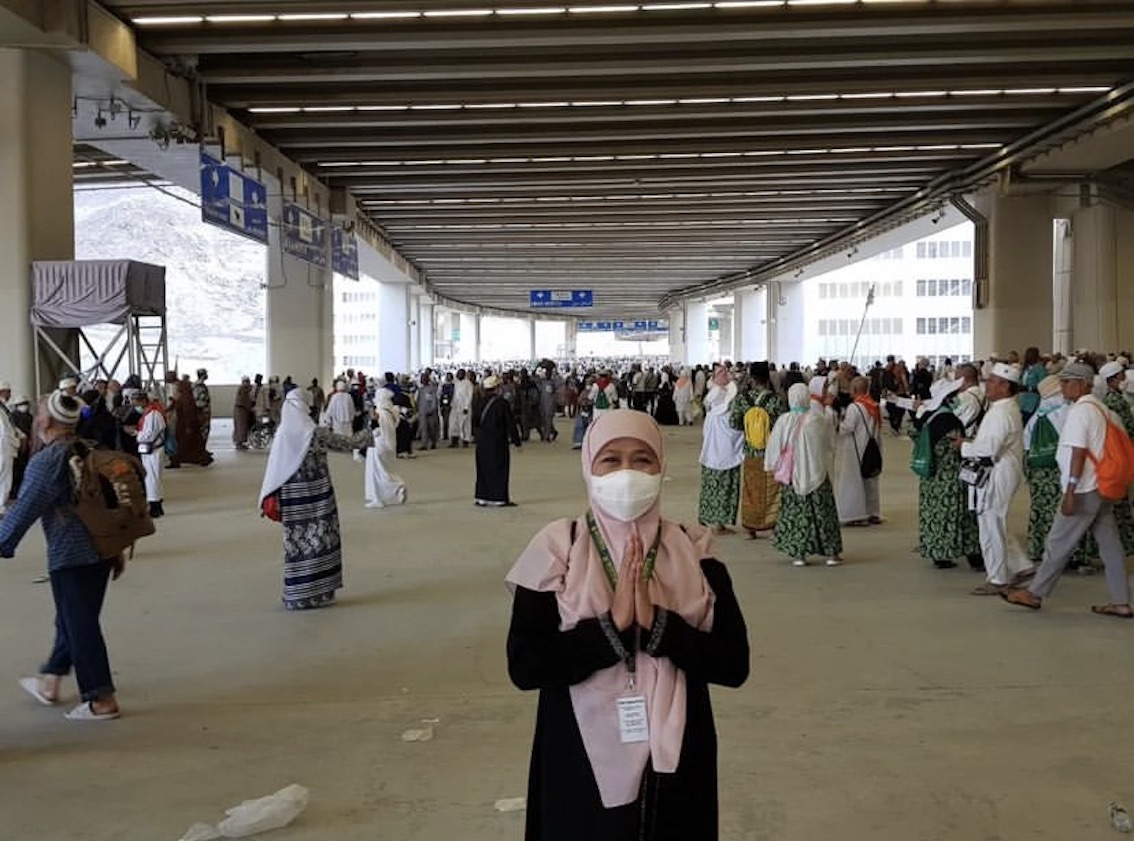 Khofifah Indar Parawansa seusai melontar jumrah untuk nafar awal dalam ibadah haji tahun 2022/1443 H, di Mina. (foto: instagram @khofifah.ip)