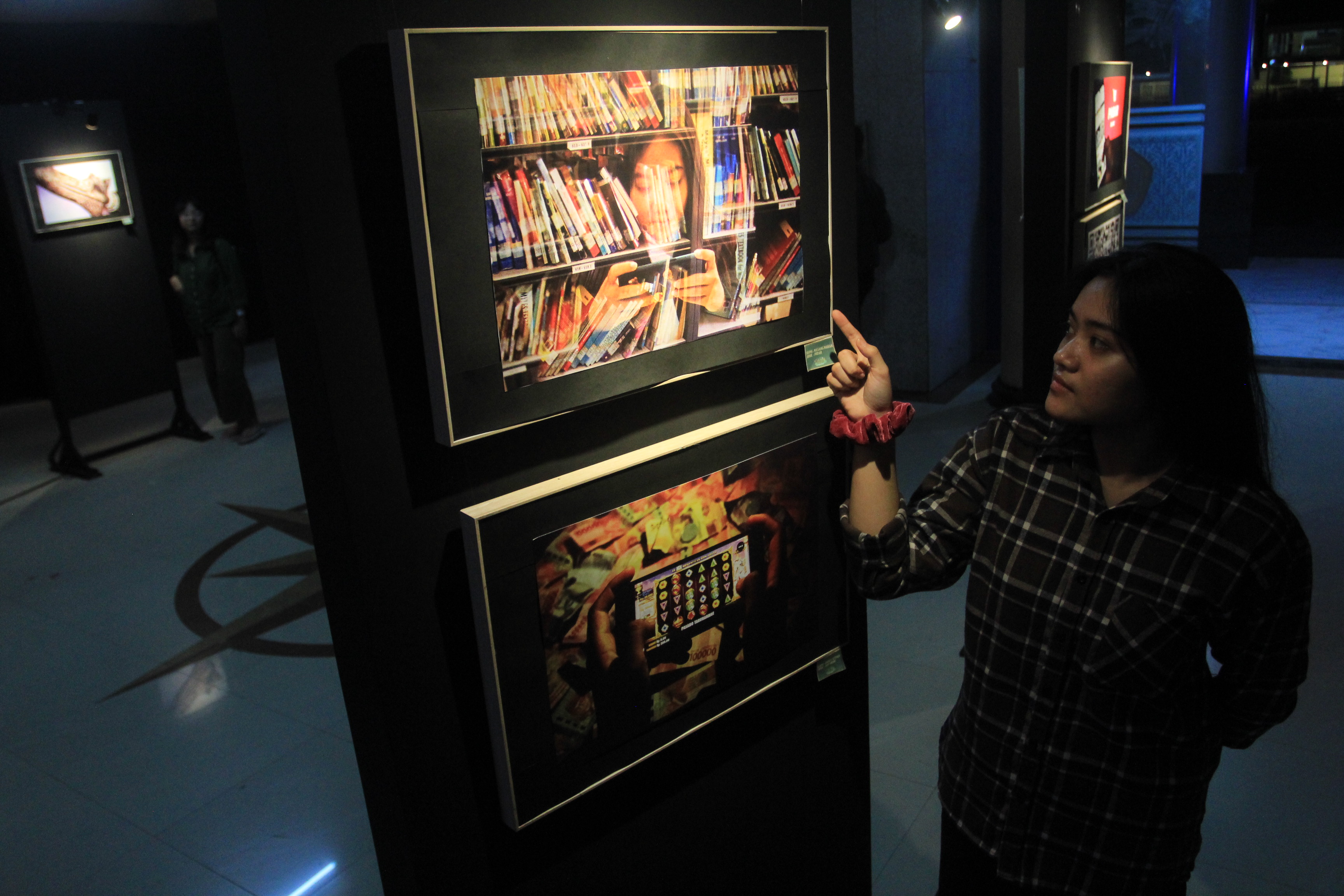 Pengunjung mengamati karya foto mahasiswa CIPHOC Unitomo pada kegiatan Pameran Fotografi Analog di Universitas Dr. Soetomo, Surabaya, Senin (09/07/2023). 