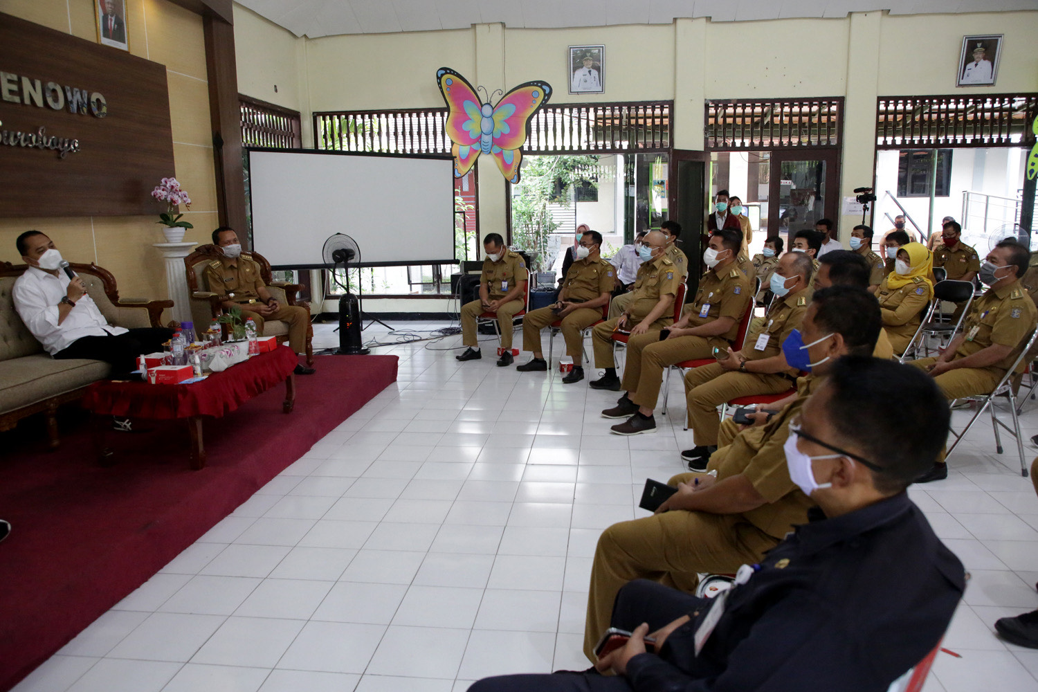 Forum diskusi kecil Wali Kota Surabaya Eri Cahyadi, para lurah dan camat di wilayah Surabaya Barat yang digelar di kantor Kecamatan Benowo. SP/ALQ