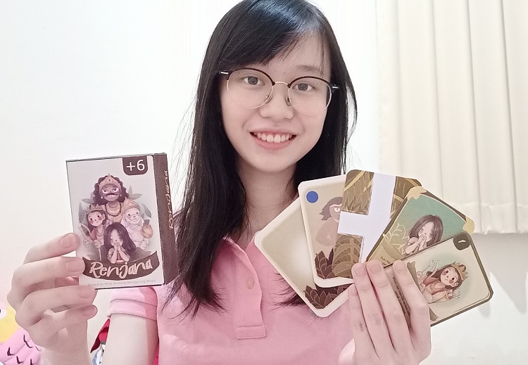 Felicia Budijanto, salah satu mahasiswa Ubaya yang menciptakan permainan kartu atau card game cerita 'Rama dan Sinta'. SP/ Kasyfi Fahmi