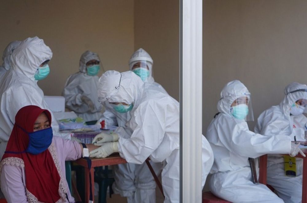 Petugas sedang melakukan rapid test SP/ALQ