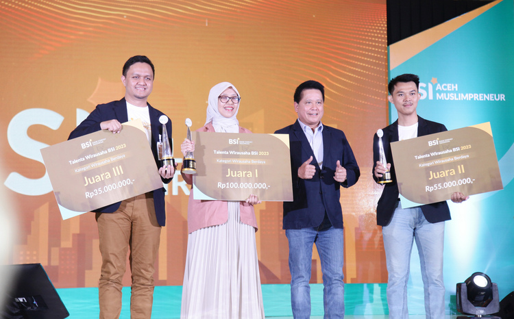 Direktur Utama PT Bank Syariah Indonesia Tbk Hery Gunardi saat  (kanan kedua) menyerahkan piagam penghargaan dan simbolis hadiah kepada para pemenang program Talenta Wirausaha BSI (TWB) pada acara Awarding Talenta Wirausaha BSI dan BSI Aceh Muslimpreneur 