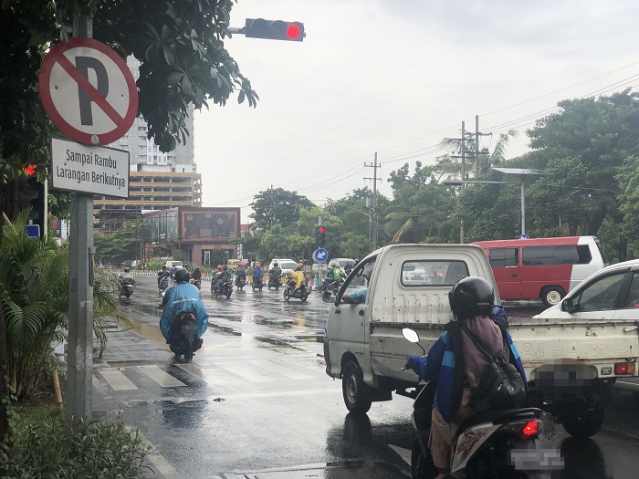 Terlihat banyak kendaraan yang melanggar rambu (20/01/2021). SP/ MOCHAMMAD KASYFI FAHMI  