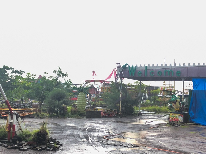 Surabaya Carnival Park tak kunjung buka hingga mangkrak tak bernyawa  karena bagi pihak manajemen akan sulit untuk menghidupkan kembali tempat wisata Surabaya Carnival Park dalam kurun waktu yang sangat singkat. SP/ MOCHAMMAD KASYFI FAHMI   