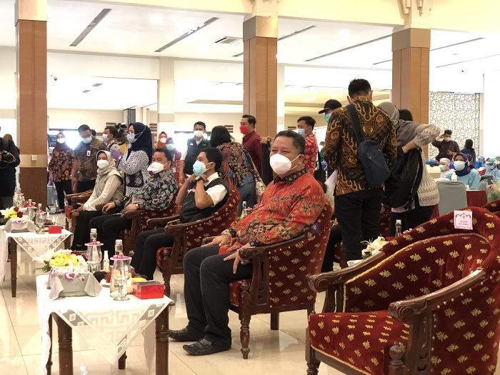 Acara Vaksinasi Serentak Tenaga Kesehatan Kota Surabaya 2021 di Graha YKP Surabaya.Minggu (31/01/2021) . SP/ MOCHAMMAD KASYFI FAHMI   