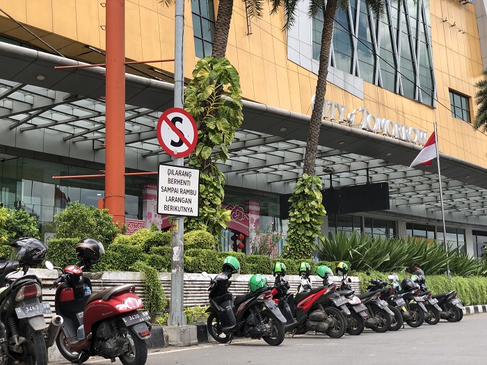 Driver online kerap kali nge'time' di depan mall City of Tomorrow (Cito) Surabaya guna mengejar target harian untuk mendapatkan orderan,Selasa (02/02/2021).  SP/ MOCHAMMAD KASYFI FAHMI 