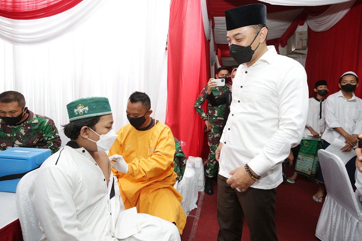 Wali Kota Surabaya Eri Cahyadi saat meninjau langsung pelaksanaan vaksinasi merdeka Pondok Pesantren (Ponpes) dan Rumah Ibadah di Ponpes Sunan Kalijogo. SP/Alqomar