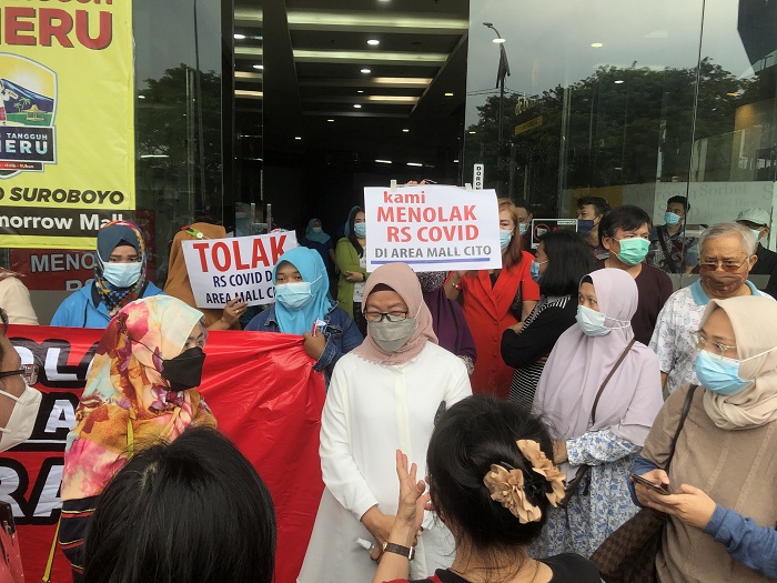 Kadinkes Surabaya, Febria Rachmanita menanggapi aspirasi para pendemo. SP/MBI