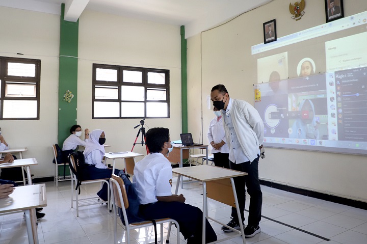Wali Kota Surabaya Eri Cahyadi saat meninjau PTM di SMPN 62 di Jalan Gunung Anyar Jaya. SP/Alqomar