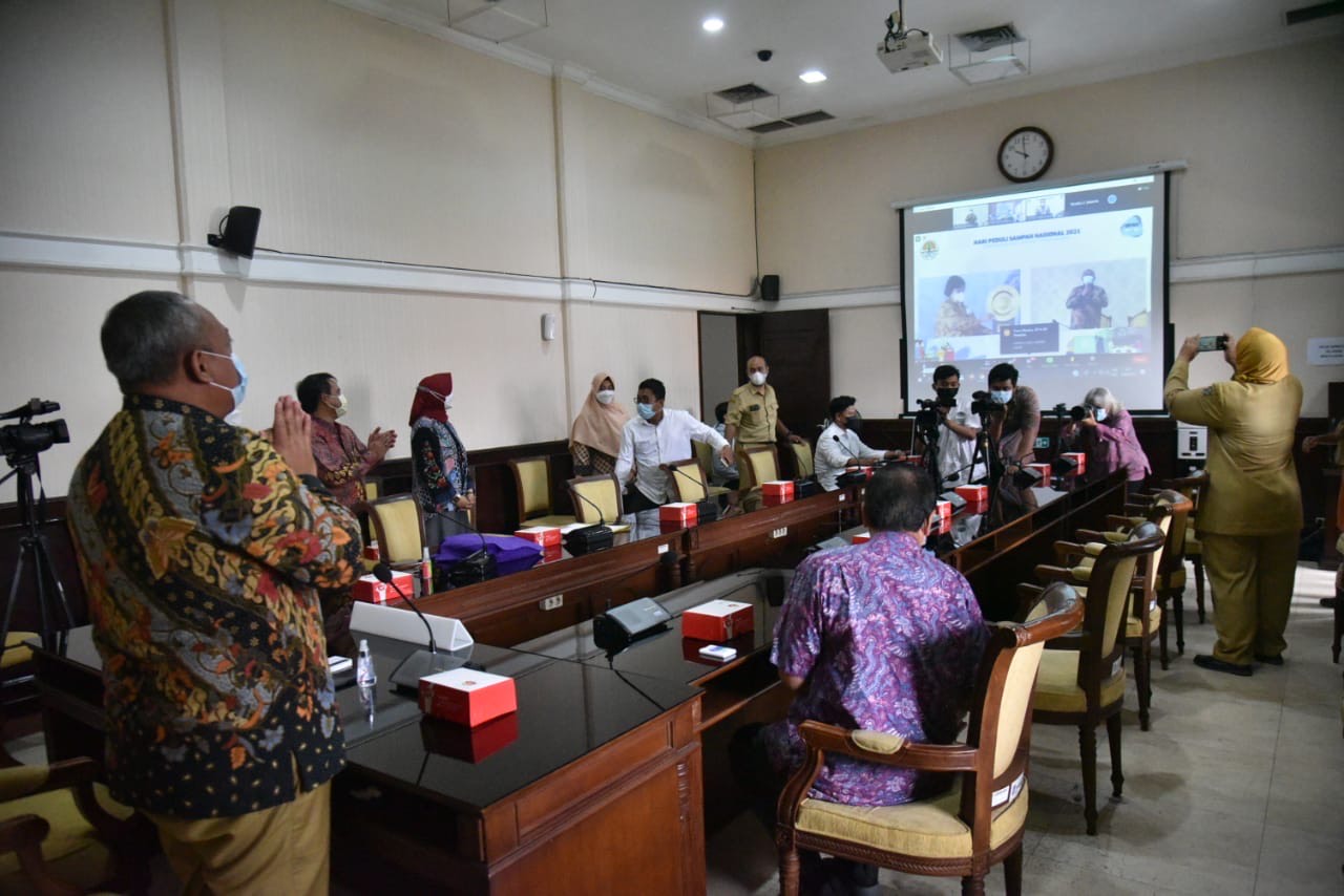 Acara Puncak Peringatan HPSN Tahun 2021, Pemkot Surabaya menerima penghargaan Kinerja Pengurangan Sampah . SP/ALQ