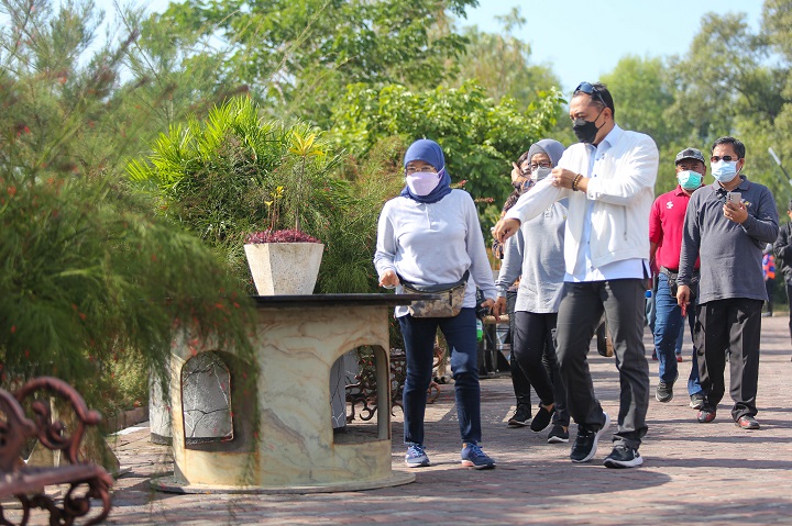 Wali Kota Surabaya Eri Cahyadi saat mengunjungi Bozem Medokan Sawah Timur, Rabu (8/9). SP/Alqomar