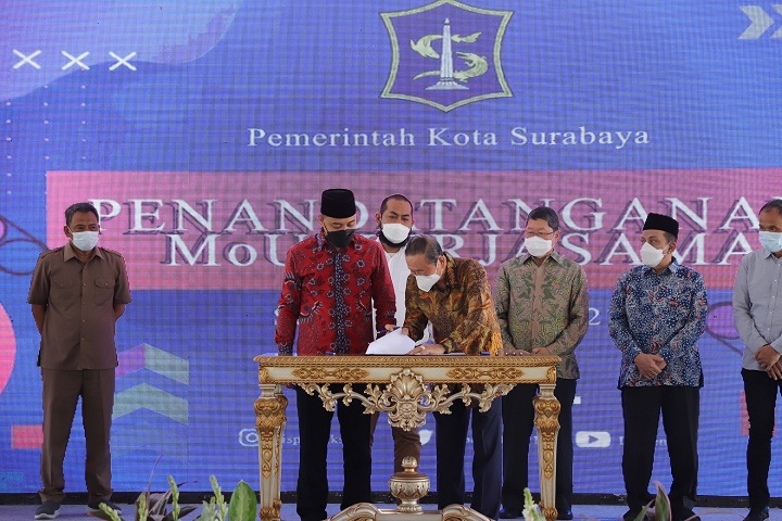 Wali Kota Surabaya Eri Cahyadi bersama para pengusaha melakukan penandatanganan Memorandum of Understanding (MoU) di Kota Surabaya. SP/Alqomar