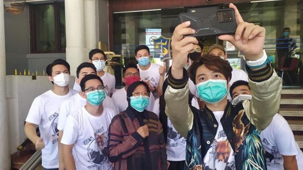 Foto selfi Wali Kota Surabaya  Tri Rismahari bareng bersama clup mobil sport dinilai tak beri contoh baik. SP/ Alqomaruddin.