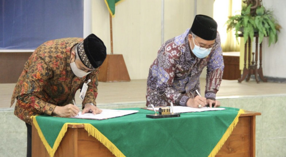 Kanwil Kemenag Jatim, Ahmad Zayadi menandatangani MoU bersama dengan BSI Region Office IX. SP/ MOCHAMMAD KASYFI FAHMI  
