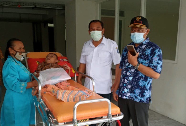 Keluarga Slamet Widodo (21), warga Surabaya yang mengalami lumpuh dan tinggal di Sukomanunggal Baru Utara PJKA No. 12 B, akhirnya bersedia pindah ke Rusunawa Babat Jerawat Surabaya, Rabu (24/2). SP/ALQ