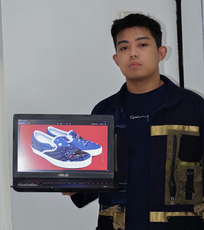 Arby Maulana, mahasiswa Fakultas Industri Kreatif Ubaya mengukir prestasi dengan meraih juara I Custom Shoes Competition #Indonesia Melangkah. SP/ MOCHAMMAD KASYFI FAHMI