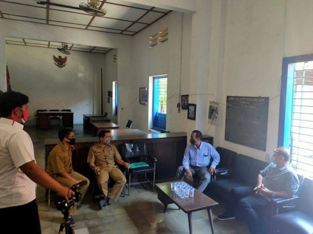 Kepala Dinas Sosial (Dinsos) Kota Surabaya, Suharto Wardoyo, saat mengunjungi Kantor Sekretariat KCVRI, Selasa (18/8).SP/ALQ