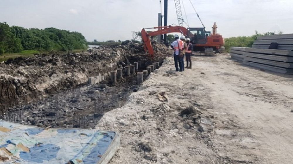 Pembangunan proyek betonisasi tanggul Sungai Kali Lamong yang berada di Sumberejo Surabaya.SP/ALQ